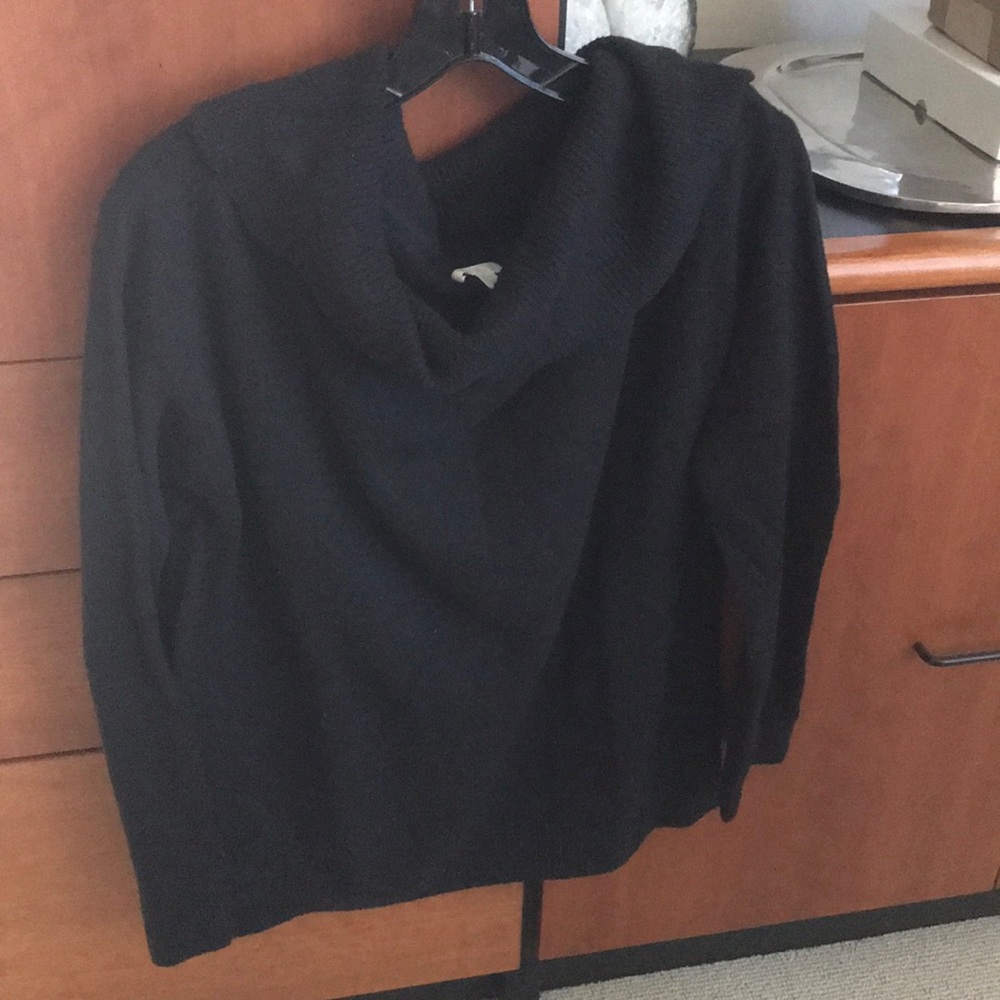 Cozy black cowl size M Abound